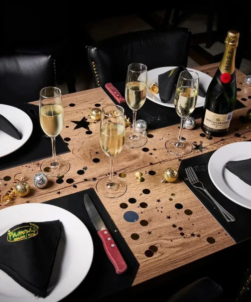 mesa lista para recibir comensales en mr pampas