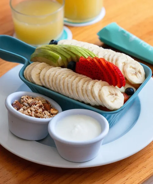 Mix de frutas platillo vegano en el restaurante carlota bakery en playa del carmen restaurante