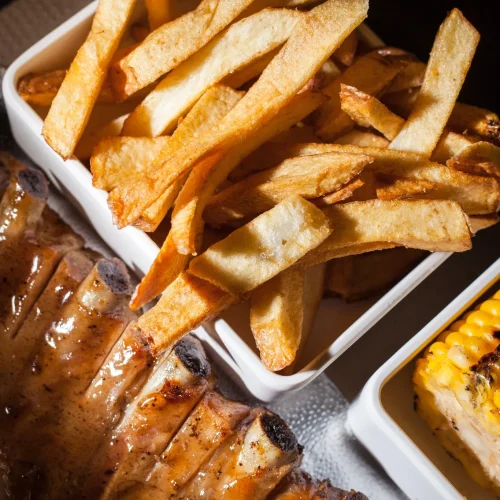 Papas fritas con costillas y elote