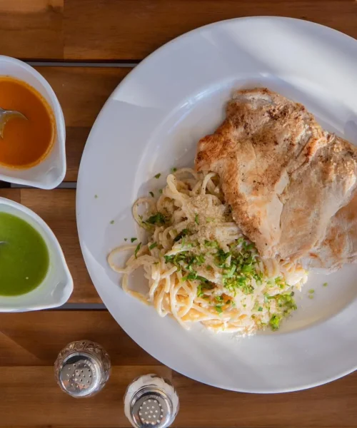 Pechuga a la plancha estilo veracruzano en Playa del Carmen