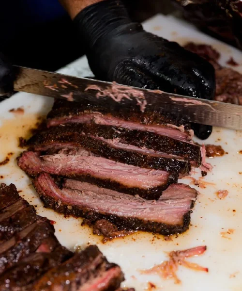 pedazos de brisket de res ahumado en el restaurante pizca de sal
