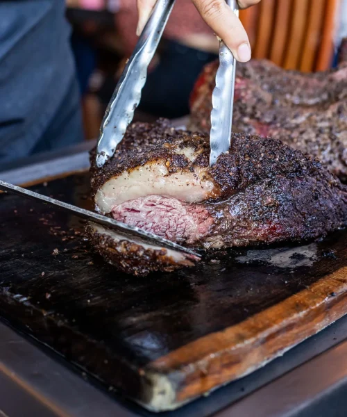 Pedazo de filete de res ahumado en costelao