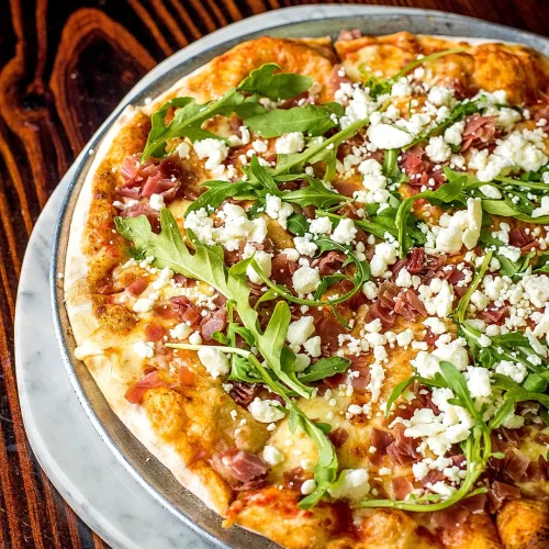 Pizza artesanal de jamón serrano y masa crujiente