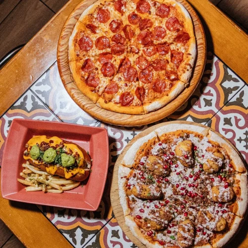 Combo de pizza familiar con pizza individual papas fritas y hot dogs en holy cheese