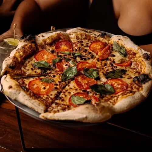Pizza margarita en patio 34