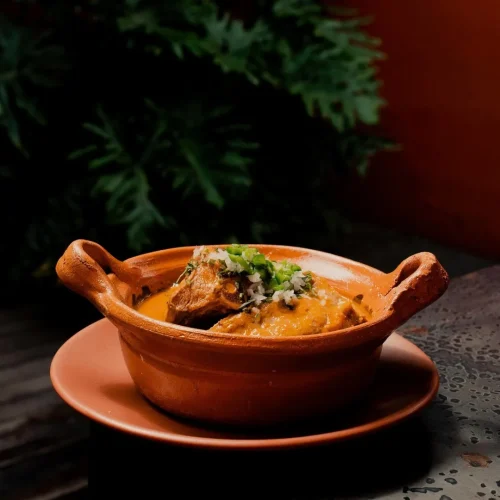 Olla de comida tradicional tipica poblana en el restaurante la noria en puebla