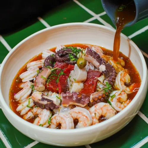Plato tabasqueño lleno de camarones con pulpo de champoton atun y ostiones en uno de los mejores restaurantes de villahermosa, la cevicheria tabasco