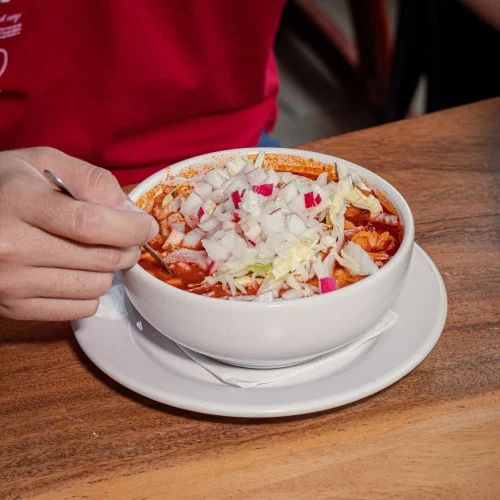 Pozole rojo mexicano servido en el restaurante leo villahermosa