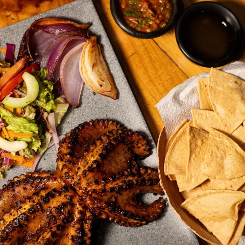 pulpo a las brasas con vegetales en uno de los mejores restaurantes en playa del carmen