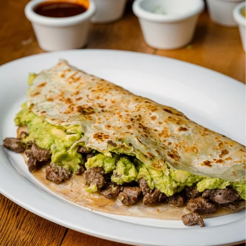 Quesadilla de carne asada con guacamole comida en villahermosa banquetakos