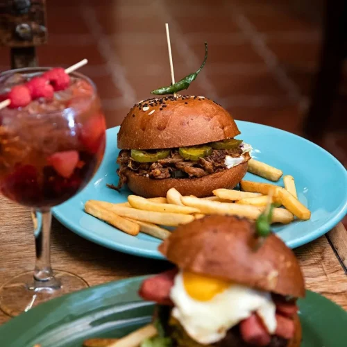 Burgers con papas fritas en el canibal