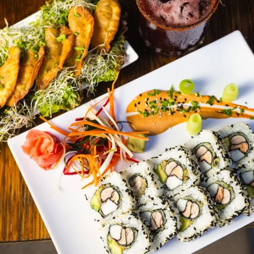 plato con mucho sushi