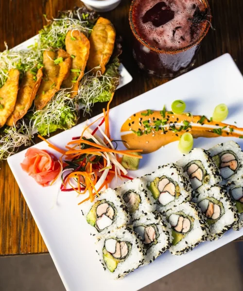 plato con mucho sushi