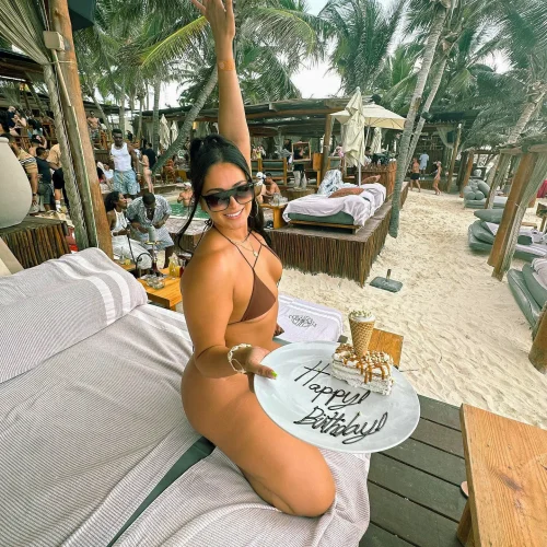 mujer posando en el restaurante taboo en tulum
