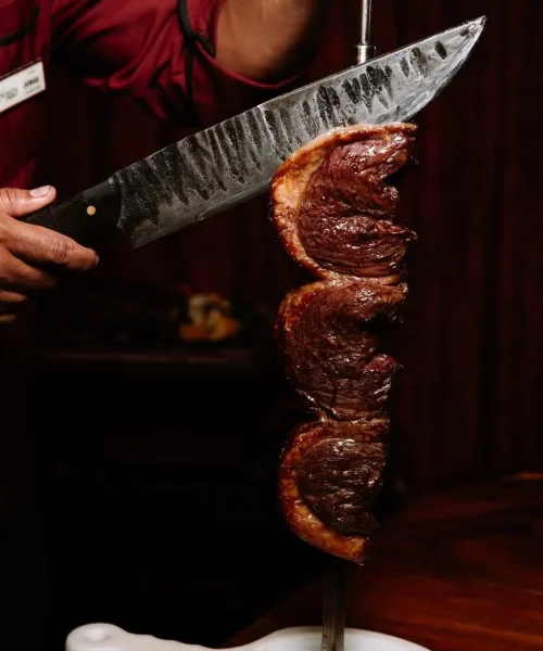rodizio de carne en el restaurante bovinos steakhouse en el centro de merida