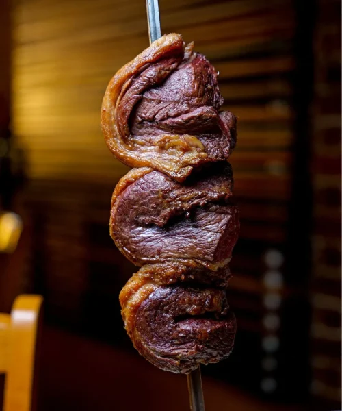 Rodizio de carne estilo brasil en el buffet ipanemas grill