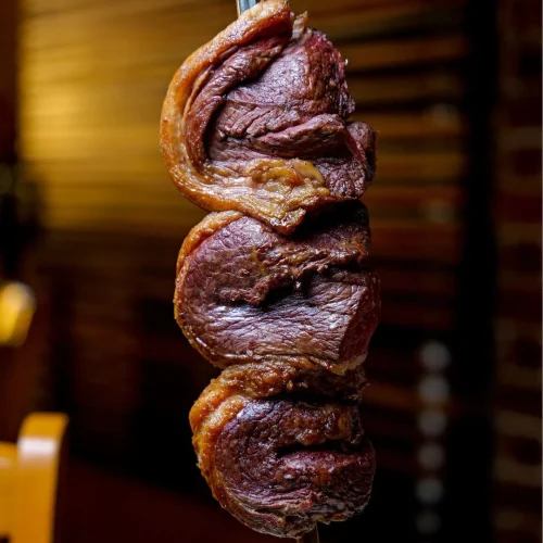Rodizio de carne estilo brasil en el buffet ipanemas grill
