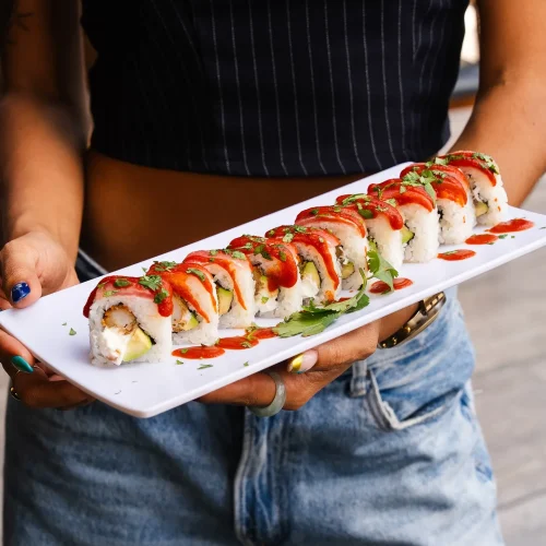 rollos de sushi de atun marinado en sriracha natural rolls