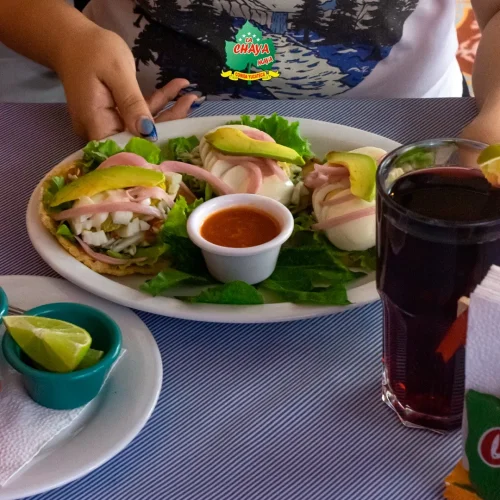Platillo tradicional yucateco los salbutes y panuchos