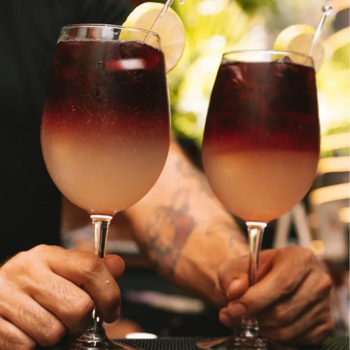Bebidas de sangría en bendita costilla