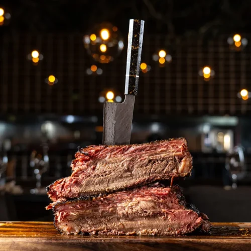 pedazo de carne de res con un cuchillo del restaurante sonora grill