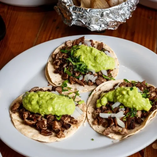 tacos con aguacate en playa del carmen en el restaurante ay taco pdc