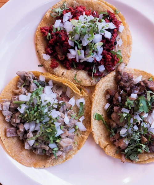 Tacos de chorizo y carne asada con tortillas de mais