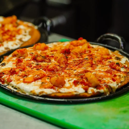 Tortilla tipo pizza de ajo con queso gratinado y camarones en el restaurante la cevicheria en villahermosa tabasco