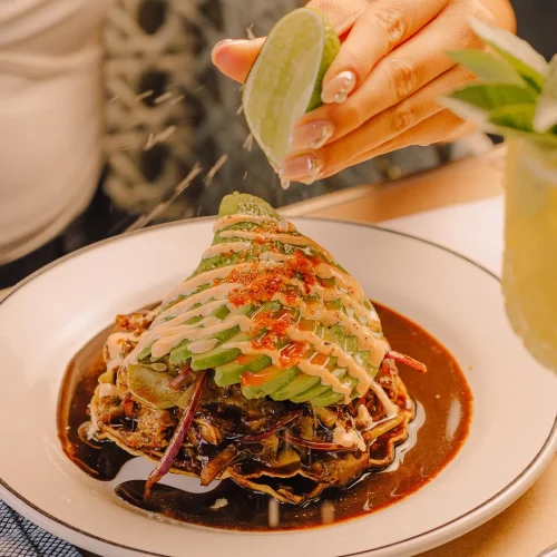 Tostada de aguachile en un restaurante de angelopolis en puebla