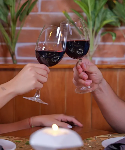 Copas con vino tinto