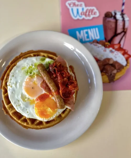 waffles con huevos y salchichas en chez waffle