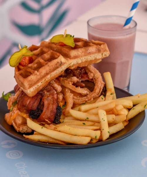 waffles con papas fritas